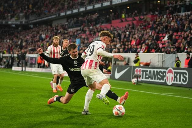 1 Bundesliga SC Freiburg vs FC St Pauli, 09 11 2025 duel between Connor Metcalfe FC St Pauli, 24 and Philipp Treu SC Freiburg, 29 1 Bundesliga SC Freiburg vs FC St Pauli, Europa Park Stadion, 09 11 2025 DFB DFL REGULATIONS PROHIBIT ANY USE OF PHOTOGRAPHS AS IMAGE SEQUENCES AND OR QUASI VIDEO Copyright: xBEAUTIFULxSPORTS Boscox