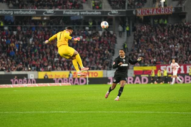 1 Bundesliga SC Freiburg vs FC St Pauli, 09 11 2025 Noah Atubolu SC Freiburg, 1 who gets to the ball with a header in front of Louis Oppie FC St Pauli, 23 1 Bundesliga SC Freiburg vs FC St Pauli, Europa Park Stadion, 09 11 2025 DFB DFL REGULATIONS PROHIBIT ANY USE OF PHOTOGRAPHS AS IMAGE SEQUENCES AND OR QUASI VIDEO Copyright: xBEAUTIFULxSPORTS Boscox