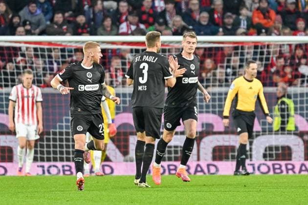 Louis Oppie FC St Pauli, 23 , Karol Mets FC St Pauli, 03 , Eric Smith FC St Pauli, 08 cheer after Louis Oppie FC St Pauli, 23 GER, SC Freiburg FC St Pauli, Football, Bundesliga, Matchday 10, Season 2025 2026, 09 11 2025 DFL DFB REGULATES PROHIBIT ANY USE OF PHOTOGRAPHS AS IMAGE SEQUENCES AND OR QUASI VIDEO GER, SC Freiburg FC St Pauli, Football, Bundesliga, Matchday 10, Season 2025 2026, 09 11 2025 Freiburg Copyright: xEibner-Pressefoto ThomasxHessx EP_THS