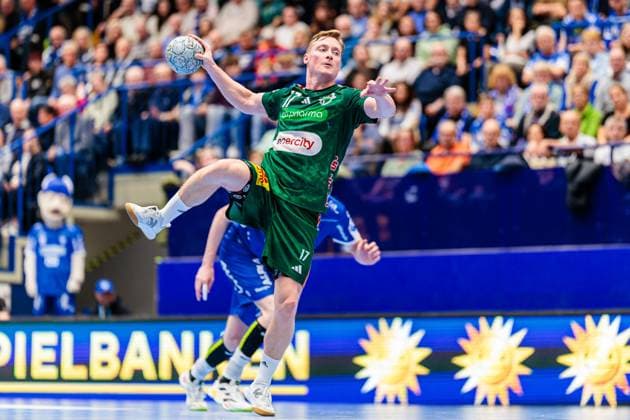August Baskar Pedersen TSV Hannover Burgdorf, 17 on seven-meter 7-meter throw GER, TBV Lemgo Lippe vs TSV Hannover Burgdorf, Handball, 1 Bundesliga, Matchday 11, Season 2025 2026, 09 11 2025 GER, TBV Lemgo Lippe vs TSV Hannover Burgdorf, Handball, 1 Bundesliga, Matchday 11, Season 2025 2026, 09 11 2025 Lemgo Copyright: xEibner-Pressefoto JanxRollingerx EP_JSK