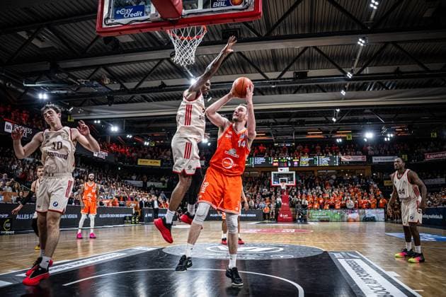 1 Basketball Bundesliga, easyCredit BBL, Season 2025 2026, Men, Main round, 7 Matchday, 09 11 2025, RASTA Vechta FC Bayern Munich Basketball Philipp Herkenhoff 14 RASTA Vechta at the basket Vechta RASTA Dome Lower Saxony Germany
