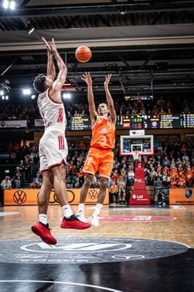 1 Basketball Bundesliga, easyCredit BBL, Season 2025 2026, Men, Main Round, 7 Matchday, 09 11 2025, RASTA Vechta FC Bayern Munich Basketball Alonzo Verge 11 RASTA Vechta at Jumpshot Vechta RASTA Dome Lower Saxony Germany