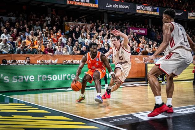 1 Basketball Bundesliga, easyCredit BBL, Season 2025 2026, Men, Main round, 7 Matchday, 09 11 2025, RASTA Vechta FC Bayern Munich Basketball TJ Bamba 5 RASTA Vechta in action Vechta RASTA Dome Lower Saxony Germany