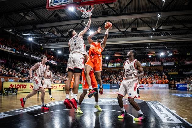1 Basketball Bundesliga, easyCredit BBL, Season 2025 2026, Men, Main round, 7 Matchday, 09 11 2025, RASTA Vechta FC Bayern Munich Basketball Lloyd Pandi 41 RASTA Vechta at the basket Vechta RASTA Dome Lower Saxony Germany