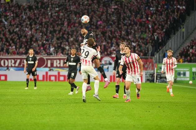 1 Bundesliga SC Freiburg vs FC St Pauli, 09 11 2025 Header duel between Louis Oppie FC St Pauli, 23 and Philipp Treu SC Freiburg, 29 1 Bundesliga SC Freiburg vs FC St Pauli, Europa Park Stadion, 09 11 2025 DFB DFL REGULATIONS PROHIBIT ANY USE OF PHOTOGRAPHS AS IMAGE SEQUENCES AND OR QUASI VIDEO Copyright: xBEAUTIFULxSPORTS Boscox