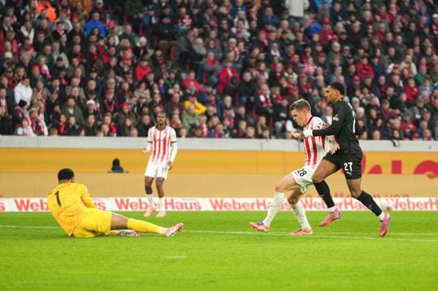 1 Bundesliga SC Freiburg vs FC St Pauli, 09 11 2025 Noah Atubolu SC Freiburg, 1 who gets to the ball before Andréas Hountondji FC St Pauli, 27 while Matthias Ginter SC Freiburg, 28 blocks 1 Bundesliga SC Freiburg vs FC St Pauli, Europa Park Stadion, 09 11 2025 DFB DFL REGULATIONS PROHIBIT ANY USE OF PHOTOGRAPHS AS IMAGE SEQUENCES AND OR QUASI VIDEO Copyright: xBEAUTIFULxSPORTS Boscox