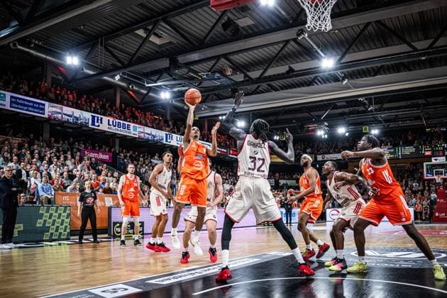 1 Basketball Bundesliga, easyCredit BBL, Season 2025 2026, Men, Main Round, Matchday 7, 09 11 2025, RASTA Vechta FC Bayern Munich Basketball Alonzo Verge 11 RASTA Vechta at the basket Vechta RASTA Dome Lower Saxony Germany