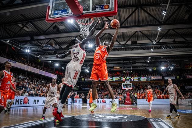 1 Basketball Bundesliga, easyCredit BBL, Season 2025 2026, Men, Main Round, Matchday 7, 09 11 2025, RASTA Vechta FC Bayern Munich Basketball Malcolm Dandridge 23 RASTA Vechta at the basket Vechta RASTA Dome Lower Saxony Germany