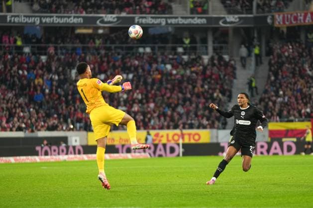 1. Bundesliga: SC Freiburg vs FC St. Pauli, 09.11.2025 Noah Atubolu (SC Freiburg, 1) der mit einem Kopfball vor Louis Oppie (FC St. Pauli, 23) an den Ball kommt 1. Bundesliga: SC Freiburg vs FC St. Pauli, Europa-Park-Stadion, 09.11.2025 DFB DFL REGULATIONS PROHIBIT ANY USE OF PHOTOGRAPHS AS IMAGE SEQUENCES AND OR QUASI-VIDEO. Copyright: xBEAUTIFULxSPORTS Boscox