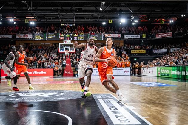 1 Basketball Bundesliga, easyCredit BBL, Season 2025 2026, Men, Main Round, Matchday 7, 09 11 2025, RASTA Vechta FC Bayern Munich Basketball Alonzo Verge 11 RASTA Vechta in action Vechta RASTA Dome Lower Saxony Germany