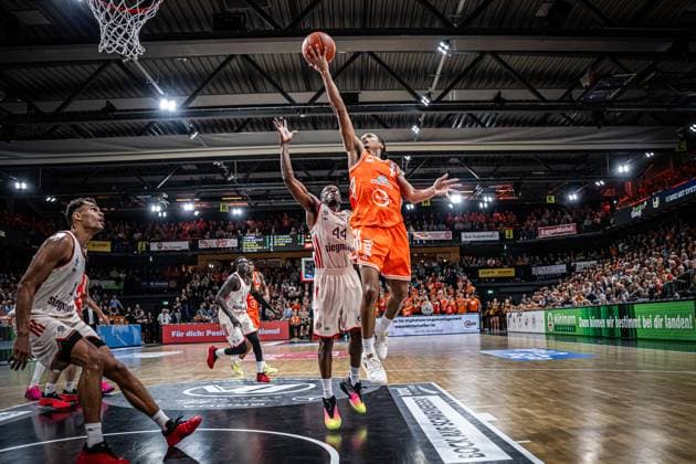 1 Basketball Bundesliga, easyCredit BBL, Season 2025 2026, Men, Main Round, Matchday 7, 09 11 2025, RASTA Vechta FC Bayern Munich Basketball Alonzo Verge 11 RASTA Vechta at the basket Vechta RASTA Dome Lower Saxony Germany