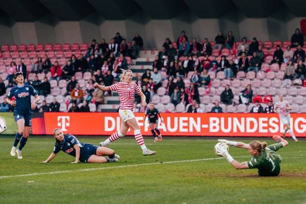 09 11 25, Women, Soccer, 1 BL, Season 2025 2026, 1 FC Köln TSG 1899 Hoffenheim, Matchday 10 Sandra Maria Jessen 6 1 FC Köln Finish in front of goal, held by Laura Dick 1 TSG 1899 Hoffenheim Köln Franz Kremer Stadion NRW Germany