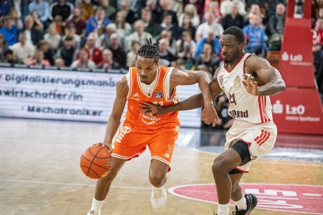 GER, EasyCredit BBL RASTA Vechta vs FC Bayern Muenchen 09 11 2025, RASTA Dome, Vechta, GER, EasyCredit BBL RASTA Vechta vs FC Bayern Muenchen pictured Alonzo Verge Jr Rasta 11 Kamar Baldwin FCB 44 nordphotoxGmbHxx xKokenge nph00001
