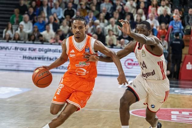 GER, EasyCredit BBL RASTA Vechta vs FC Bayern Muenchen 09 11 2025, RASTA Dome, Vechta, GER, EasyCredit BBL RASTA Vechta vs FC Bayern Muenchen pictured Alonzo Verge Jr Rasta 11 Kamar Baldwin FCB 44 nordphotoxGmbHxx xKokenge nph00001