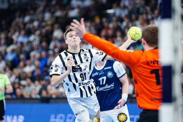 Throw Goal Bence Imre THW THW Kiel, 91 GER, THW Kiel vs Bergischer HC, Handball, 1 Bundesliga, Matchday 11, Season 2025 2026, 09 11 2025 GER, THW Kiel vs Bergischer HC, Handball, 1 Bundesliga, Matchday 11, Season 2025 2026, 09 11 2025 Kiel Copyright: xEibner-Pressefoto MarcelxvonxFehrnx EP_MFN