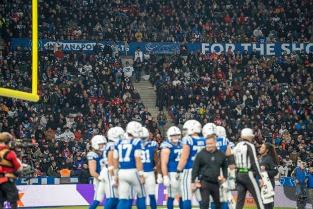 Germany, American Football, NFL, Week 10, 2025 2026, Indianapolis Colts Atlanta Falcons on 09 11 in Berlin Olympiastadion Colts Huddle and Fans Copyright: xSvenxHeidmannx