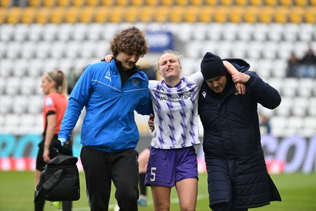 Paula Flach 5 SGS Essen is escorted off the pitch by two coaches Injury to Paula Flach 5 SGS Essen Copyright: xSpeedshotx