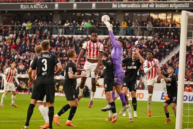 Germany Soccer Bundesliga 2025 26, 10 Matchday SC Freiburg vs FC St Pauli Europa Park Stadion Johan Manzambi SC Freiburg, 44 Nikola Vasilj FC St Pauli, 22 Freiburg im Breisgau Baden Württemberg Germany Copyright: xJOERANxSTEINSIEKx