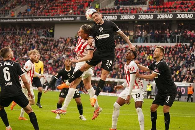 Germany Soccer Bundesliga 2025 26, 10 Matchday SC Freiburg vs FC St Pauli Europa Park Stadion Mathias Pereira Situation FC St Pauli, 28 Matthias Ginter SC Freiburg, 28 Freiburg im Breisgau Baden Württemberg Germany Copyright: xJOERANxSTEINSIEKx