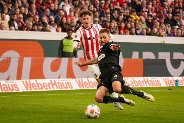 Germany Soccer Bundesliga 2025 26, 10 Matchday SC Freiburg vs FC St Pauli Europa Park Stadion Karol Mets FC St Pauli, 3 Philipp Treu SC Freiburg, 29 Freiburg im Breisgau Baden Württemberg Germany Copyright: xJOERANxSTEINSIEKx