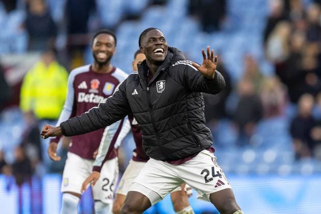 Aston Villa v Bournemouth Premier League 09 11 2025. Aston Villa midfielder Amadou Onana (24) celebrates win with fans after the Premier League match between Aston Villa and Bournemouth at Villa Park, Birmingham, England on 9 November 2025. Editorial use only DataCo restrictions apply See www.football-dataco.com , Copyright: xManjitxNarotrax PSI-23205-0039