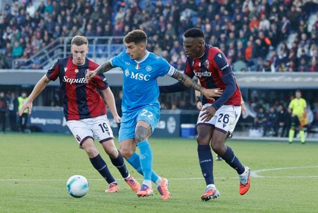 November 9, 2025, Bologna, ITALY: Bologna s Lewis Ferguson (L) and Jhon Lucumi (R) and Napoli s Giovanni Di Lorenzo (C) in action during the Italian Serie A soccer match Bologna FC vs SSC Napoli at Renato Dall Ara stadium in Bologna, Italy, 9 November 2025. ANSA SERENA CAMPANINI Soccer: Serie A ; Bologna-Napoli  - ZUMAa110 20251109_zaf_a110_075 Copyright: xSerenaxCampaninix