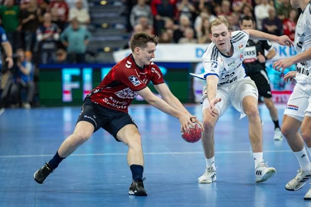 DAIKIN HBL SG Flensburg Handewitt vs Handball Sport Verein Hamburg 09 11 25 Fight for the ball Domen Novak Nr 63, SG Flensburg Handewitt , Einar Olafsson Nr 23, Handball Sportverein Hamburg DAIKIN HBL SG Flensburg Handewitt vs Handball Sport Verein Hamburg, GP JOULE Arena on 09 11 25 Copyright: xBEAUTIFULxSPORTS MarioxM.xKobergx