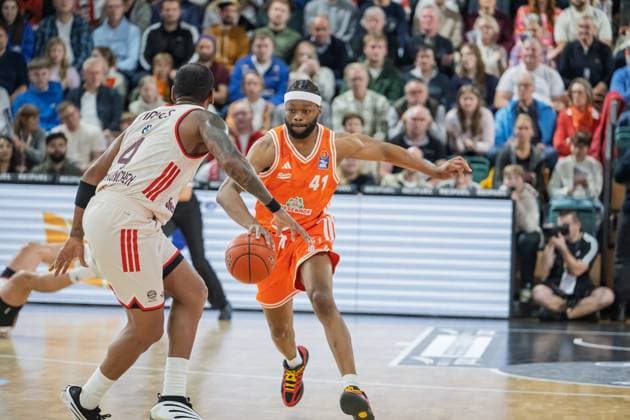 GER, EasyCredit BBL RASTA Vechta vs FC Bayern Muenchen 09 11 2025, RASTA Dome, Vechta, GER, EasyCredit BBL RASTA Vechta vs FC Bayern Muenchen in picture Lloyd Pandi Rasta 41 Xavier Rathan Mayes FCB 4 nordphotoxGmbHxx xKokenge nph00001