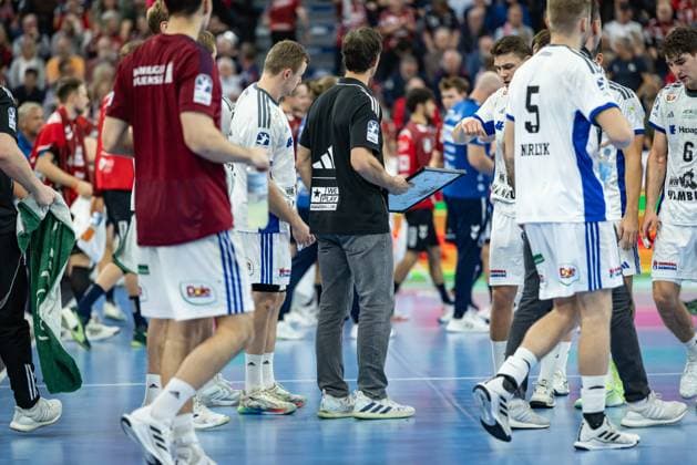 DAIKIN HBL SG Flensburg Handewitt vs Handball Sport Verein Hamburg 09 11 25 Team Handball Sportverein Hamburg in time-out DAIKIN HBL SG Flensburg Handewitt vs Handball Sport Verein Hamburg, GP JOULE Arena on 09 11 25 Copyright: xBEAUTIFULxSPORTS MarioxM.xKobergx