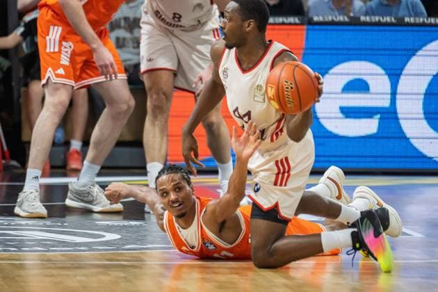 GER, EasyCredit BBL RASTA Vechta vs FC Bayern Muenchen 09 11 2025, RASTA Dome, Vechta, GER, EasyCredit BBL RASTA Vechta vs FC Bayern Muenchen pictured Alonzo Verge Jr Rasta 11 Kamar Baldwin FCB 44 nordphotoxGmbHxx xKokenge nph00001