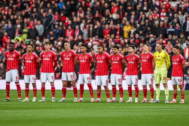 Premier League Nottingham Forest v Leeds United Nottingham Forest players during a minutes silence for Remembrance Day during the Premier League match Nottingham Forest vs Leeds United at City Ground, Nottingham, United Kingdom, 9th November 2025 (Photo by Alfie Cosgrove News Images) Nottingham City Ground Nottinghamshire United Kingdom Copyright: xAlfiexCosgrove NewsxImagesx