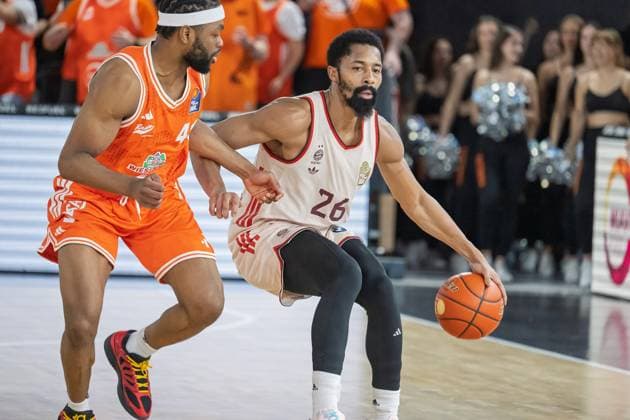 GER, EasyCredit BBL RASTA Vechta vs FC Bayern Muenchen 09 11 2025, RASTA Dome, Vechta, GER, EasyCredit BBL RASTA Vechta vs FC Bayern Muenchen in the picture SPENCER Dinwiddie FCB 26 Lloyd Pandi Rasta 41 nordphotoxGmbHxx xKokenge nph00001