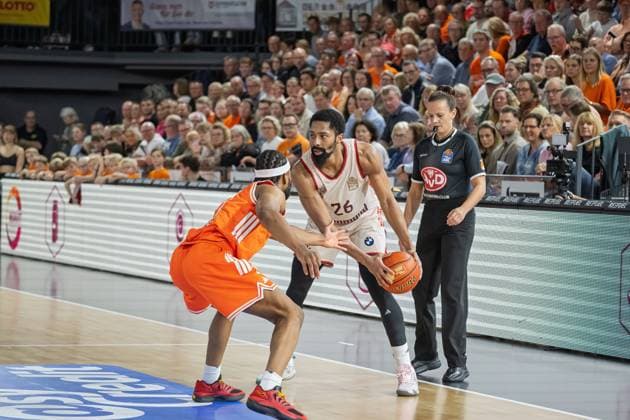 GER, EasyCredit BBL RASTA Vechta vs FC Bayern Muenchen 09 11 2025, RASTA Dome, Vechta, GER, EasyCredit BBL RASTA Vechta vs FC Bayern Muenchen in the picture SPENCER Dinwiddie FCB 26 Lloyd Pandi Rasta 41 nordphotoxGmbHxx xKokenge nph00001