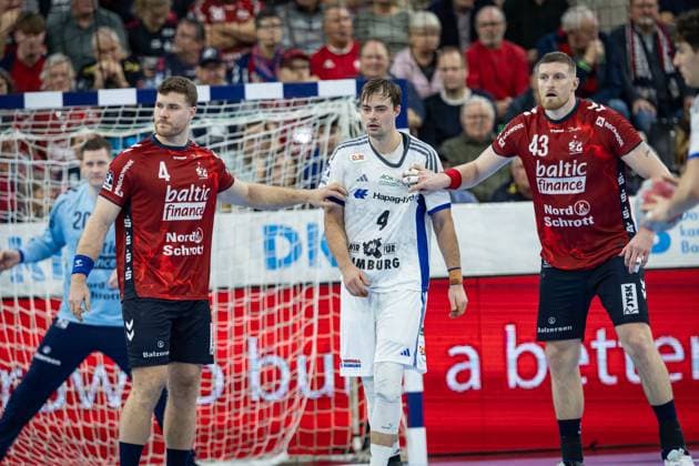 DAIKIN HBL SG Flensburg Handewitt vs Handball Sport Verein Hamburg 09 11 25 Fight at the circle Johannes Golla Nr 04, SG Flensburg Handewitt , Andreas Magaard Nr 04, Handball Sportverein Hamburg , Blaz Blagotinsek Nr 43, SG Flensburg Handewitt DAIKIN HBL SG Flensburg Handewitt vs Handball Sport Verein Hamburg, GP JOULE Arena on 09 11 25 Copyright: xBEAUTIFULxSPORTS MarioxM.xKobergx