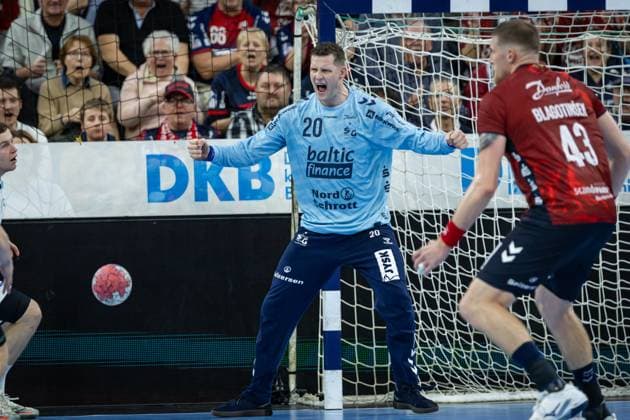 DAIKIN HBL SG Flensburg Handewitt vs. Handball Sport Verein Hamburg 09 11 25 Joyful celebration for Kevin Møller No 20, SG Flensburg Handewitt DAIKIN HBL SG Flensburg Handewitt vs. Handball Sport Verein Hamburg, GP JOULE Arena on 09 11 25 Copyright: xBEAUTIFULxSPORTS MarioxM.xKobergx
