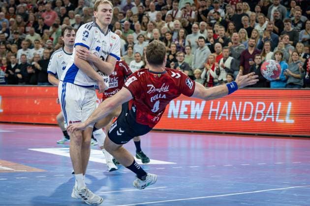 DAIKIN HBL SG Flensburg Handewitt vs Handball Sport Verein Hamburg 09 11 25 Backhand goal by Johannes Golla Nr 04, SG Flensburg Handewitt DAIKIN HBL SG Flensburg Handewitt vs Handball Sport Verein Hamburg, GP JOULE Arena on 09 11 25 Copyright: xBEAUTIFULxSPORTS MarioxM.xKobergx