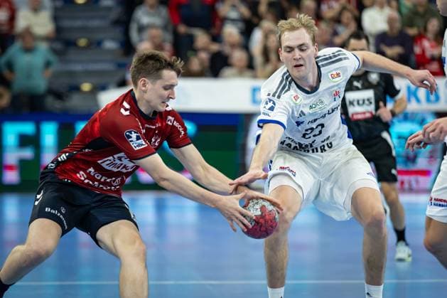 DAIKIN HBL SG Flensburg Handewitt vs Handball Sport Verein Hamburg 09 11 25 Fight for the ball Domen Novak Nr 63, SG Flensburg Handewitt , Einar Olafsson Nr 23, Handball Sportverein Hamburg DAIKIN HBL SG Flensburg Handewitt vs Handball Sport Verein Hamburg, GP JOULE Arena on 09 11 25 Copyright: xBEAUTIFULxSPORTS MarioxM.xKobergx
