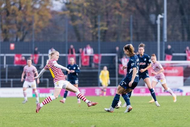 GOOGLE PIXEL Frauen Bundesliga 1 FC Köln TSG 1899 Hoffenheim 09 11 2025 Zweikampf Anna Gerhardt 1 FC Köln, 21 , Jamilla Rankin TSG Hoffenheim, 5 GOOGLE PIXEL Frauen Bundesliga, 1 FC Köln TSG 1899 Hoffenheim, Köln, Franz Kremer Stadion am 09 11 2025 DFB REGULATIONS PROHIBIT ANY USE OF PHOTOGRAPHS AS IMAGE SEQUENCES AND OR QUASI VIDEO Copyright: xBEAUTIFULxSPORTS Wunderlx