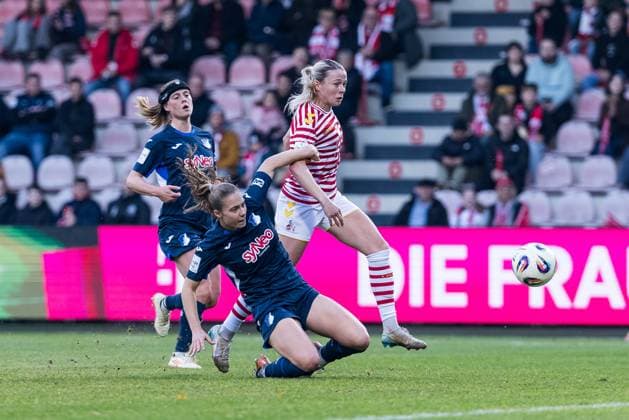 GOOGLE PIXEL Frauen Bundesliga 1 FC Köln TSG 1899 Hoffenheim 09 11 2025 duel Jamilla Rankin TSG Hoffenheim, 5 , Sandra Maria Jessen 1 FC Köln, 6 GOOGLE PIXEL Frauen Bundesliga, 1 FC Köln TSG 1899 Hoffenheim, Köln, Franz Kremer Stadion am 09 11 2025 DFB REGULATIONS PROHIBIT ANY USE OF PHOTOGRAPHS AS IMAGE SEQUENCES AND OR QUASI VIDEO Copyright: xBEAUTIFULxSPORTS Wunderlx