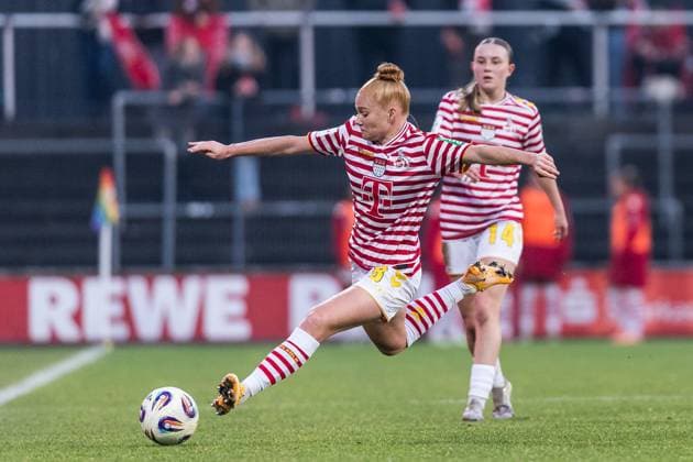GOOGLE PIXEL Frauen Bundesliga 1 FC Köln TSG 1899 Hoffenheim 09 11 2025 Laura Vogt 1 FC Köln, 8 chases the ball GOOGLE PIXEL Frauen Bundesliga, 1 FC Köln TSG 1899 Hoffenheim, Köln, Franz Kremer Stadion am 09 11 2025 DFB REGULATIONS PROHIBIT ANY USE OF PHOTOGRAPHS AS IMAGE SEQUENCES AND OR QUASI VIDEO Copyright: xBEAUTIFULxSPORTS Wunderlx