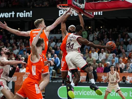Kamar Baldwin Basketball Loewen Muenchen, 44 in Dunk against Lloyd Pandi RASTA Vechta, 41 Rasta Vechta vs FC Bayern Muenchen, Basketball, easyCredit Basketball Bundesliga, 7 Matchday, Season 2025 2026, 09 11 2025 Rasta Vechta vs FC Bayern Muenchen, Basketball, easyCredit Basketball Bundesliga, 7 Matchday, Season 2025 2026, 09 11 2025 Vechta Copyright: xEibner-Pressefoto DamianxKruczynx EP_DKI