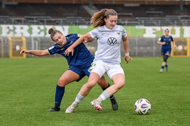 09 11 2025, Football, 2 Womens Bundesliga, 2025 2026, Matchday 10, VfL Wolfsburg II SG 99 Andernach Leonie Wäschenbach 17 Andernach in a duel