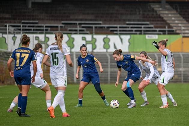 09 11 2025, Football, 2 Womens Bundesliga, 2025 2026, Matchday 10, VfL Wolfsburg II SG 99 Andernach Vanessa Zilligen 15 Andernach tries to hold the ball
