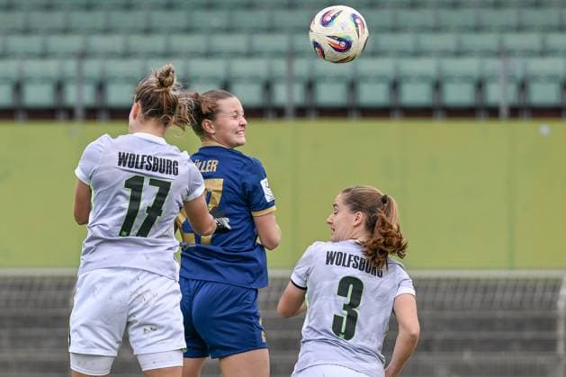 09 11 2025, Soccer, 2 Womens Bundesliga, 2025 2026, Matchday 10, VfL Wolfsburg II SG 99 Andernach Luca Papp 17 VfL Wolfsburg U20 and Malou Müller 27 Andernach heading the ball