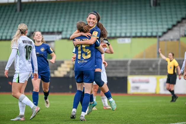 09 11 2025, Football, 2 Womens Bundesliga, 2025 2026, Matchday 10, VfL Wolfsburg II SG 99 Andernach Besarta Hisenaj 4 Andernach celebrates the opening goal with Vanessa Zilligen 15 Andernach