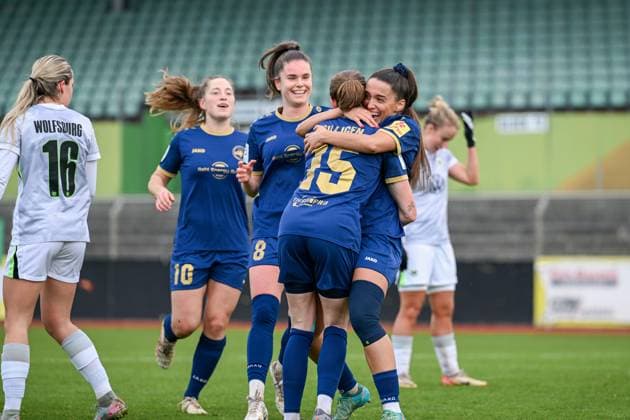 09 11 2025, Football, 2 Womens Bundesliga, 2025 2026, Matchday 10, VfL Wolfsburg II SG 99 Andernach Besarta Hisenaj 4 Andernach celebrates the opening goal with Vanessa Zilligen 15 Andernach