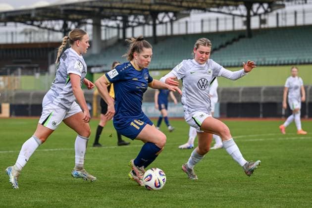 09 11 2025, Football, 2 Womens Bundesliga, 2025 2026, Matchday 10, VfL Wolfsburg II SG 99 Andernach Leonie Krump 10 Andernach tries to dribble through the Wolfsburg defense