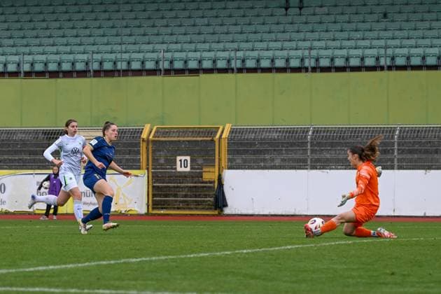 09 11 2025, Football, 2 Womens Bundesliga, 2025 2026, Matchday 10, VfL Wolfsburg II SG 99 Andernach Nelly Smolarczyk 12 VfL Wolfsburg U20 holds Leonie Krumps shot 10 Andernach