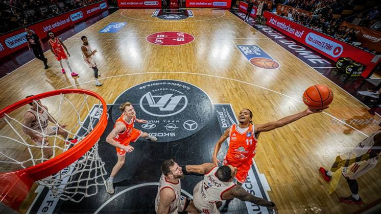 1 Basketball Bundesliga, easyCredit BBL, Season 2025 2026, Men, Main Round, Matchday 7, 09 11 2025, RASTA Vechta FC Bayern Munich Basketball Alonzo Verge 11 RASTA Vechta at the basket Vechta RASTA Dome Lower Saxony Germany