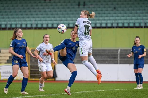 09 11 2025, Football, 2 Womens Bundesliga, 2025 2026, Matchday 10, VfL Wolfsburg II SG 99 Andernach Carolin Schraa 7 Andernach receives the ball in the air, while Weronika Arasniewicz 15 VfL Wolfsburg U20 tries to block it in a jump